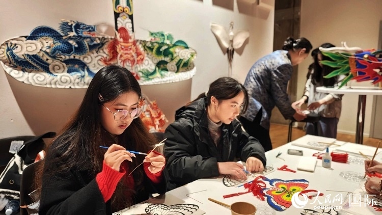 體驗(yàn)非遺文化“制作小風(fēng)箏”。人民網(wǎng)記者 殷淼攝