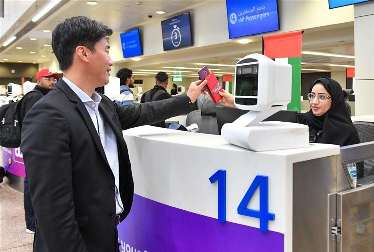 1月22日，迪拜免稅店聯(lián)合迪拜移民局向入境中國旅客贈送新年賀禮。迪拜移民局供圖