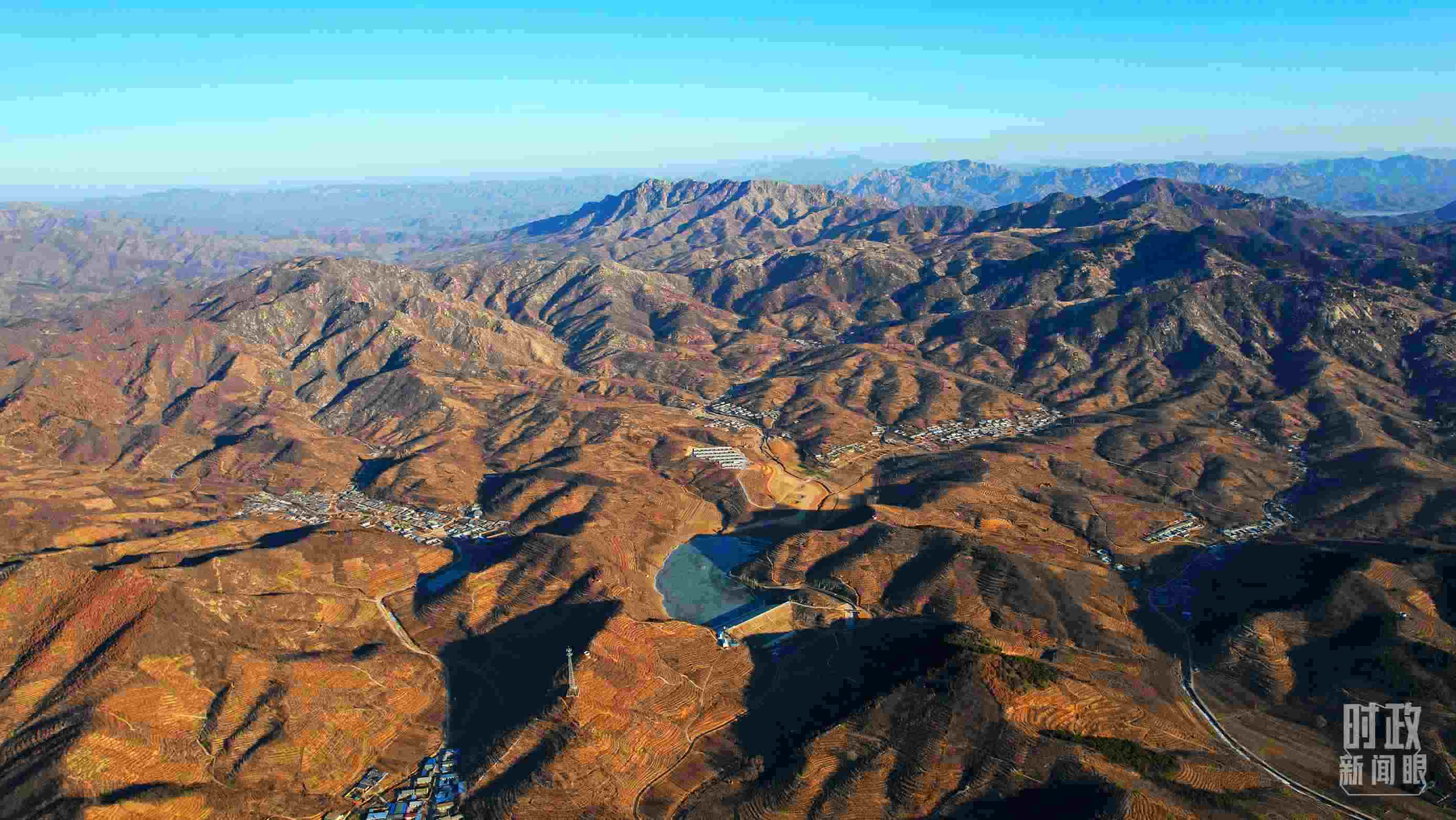 俯瞰祝家溝村。（總臺央視記者范凱拍攝）