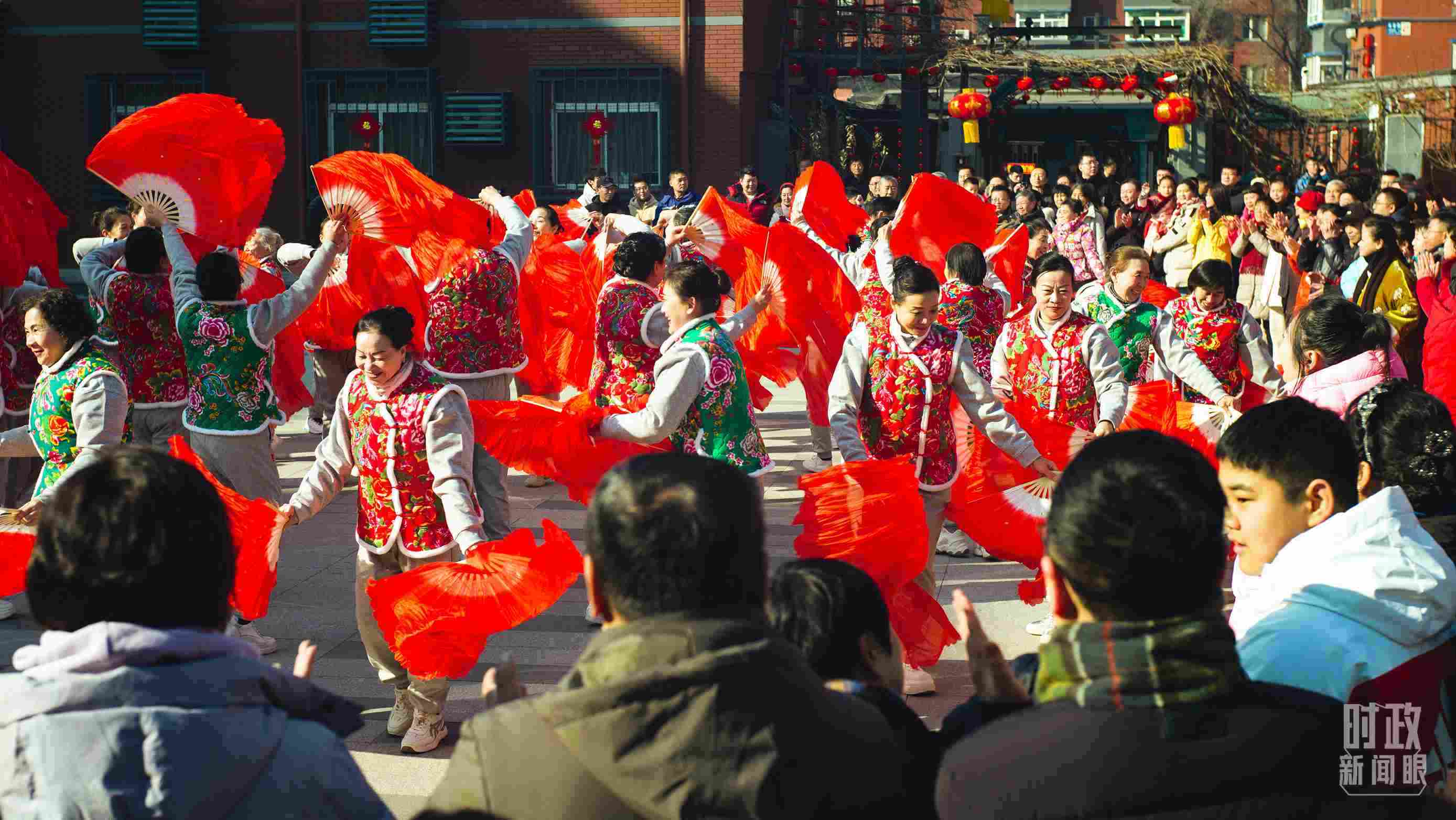 長安小區(qū)文化廣場上，居民們扭起歡快的秧歌。（總臺央視記者彭漢明拍攝）