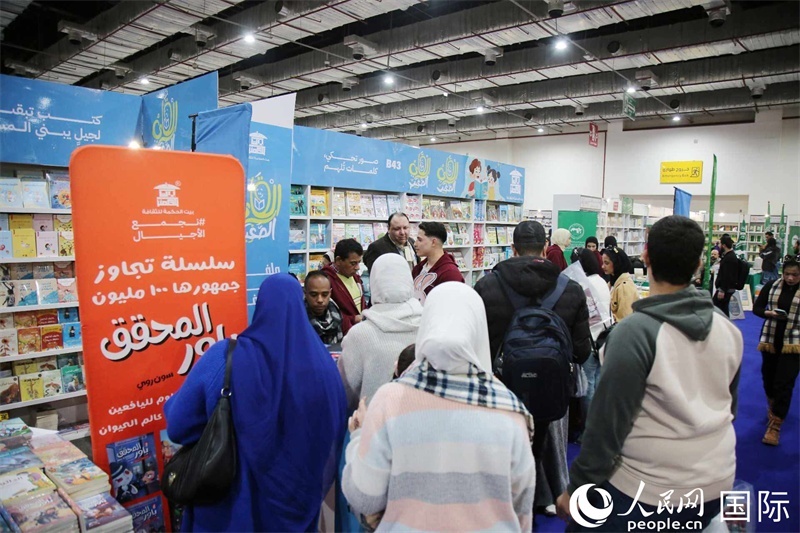 觀眾參觀書展展臺(tái)。人民網(wǎng)記者 黃培昭攝