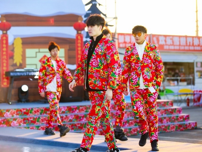 東北滑雪走秀現(xiàn)場。人民網(wǎng)記者 許維娜攝