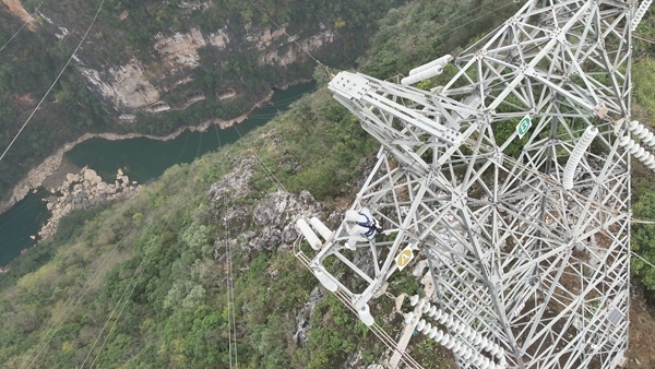 羅統(tǒng)在魯馬Ⅰ線1號塔上進(jìn)行帶電作業(yè)。受訪者供圖