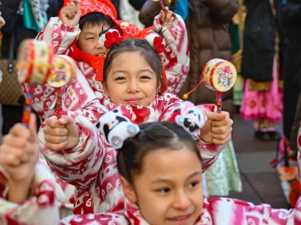 △新疆大巴扎社火迎新春，孩子們在現(xiàn)場表演。