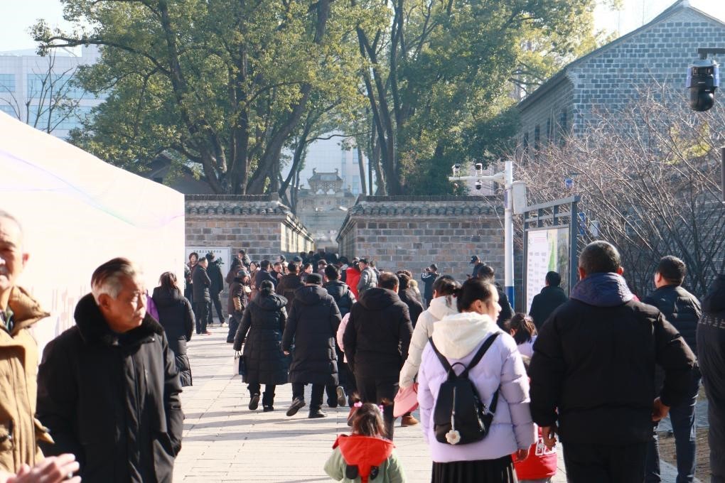 1月29日，游客在安徽省桐城市的六尺巷游覽。新華社記者 許諾 攝