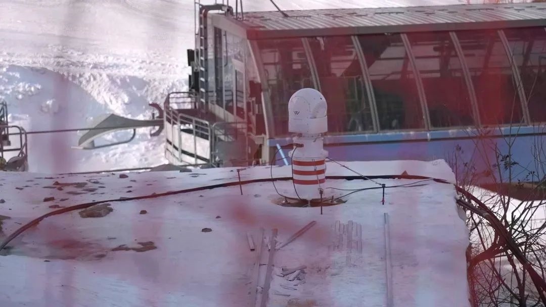 設(shè)在坡面障礙技巧和大跳臺雪道旁的激光測風(fēng)雷達(dá)。氣象部門供圖