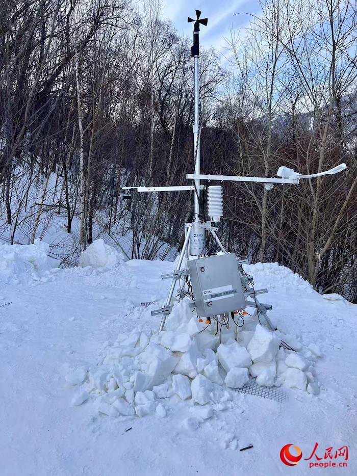 設(shè)置在賽道附近的便攜式自動氣象站。人民網(wǎng) 高清揚攝