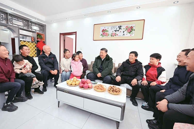 2025年1月22日至24日，中共中央總書記、國家主席、中央軍委主席習近平冒著嚴寒來到遼寧，看望慰問基層干部群眾。這是22日下午，習近平在葫蘆島市綏中縣明水滿族鄉(xiāng)祝家溝村考察時，同村民王寶維一家圍坐一起拉家常。 新華社記者 謝環(huán)馳/攝