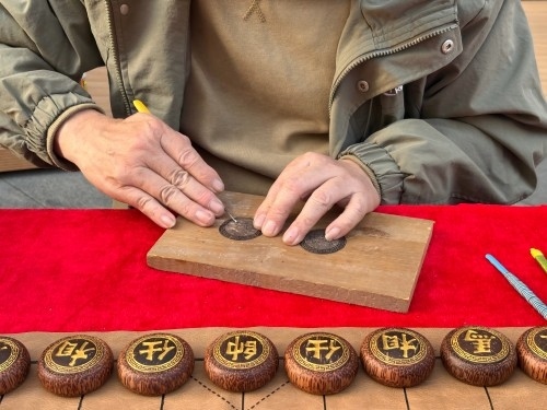 柯秋楓正在雕刻。人民網(wǎng) 陳葉欣攝