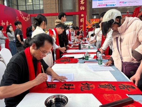 活動現(xiàn)場贈送春聯(lián)和福字。人民網(wǎng) 陳葉欣攝