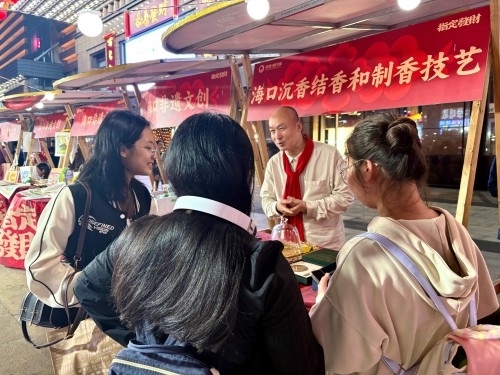 魏希望在非遺集市上介紹沉香。人民網(wǎng) 陳葉欣攝