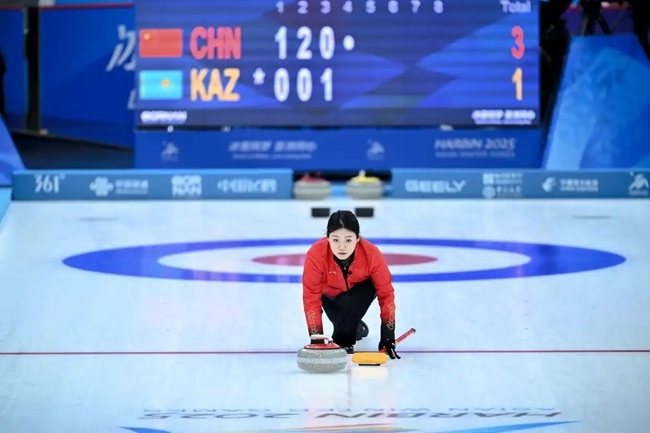 2月4日，中國隊選手韓雨在比賽中擲壺。新華社記者 江漢 攝