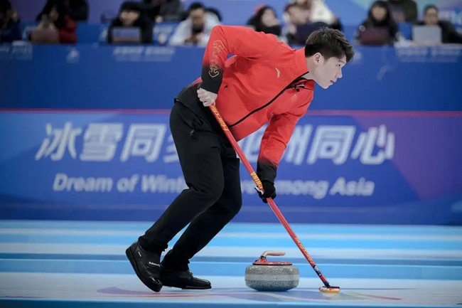 2月4日，中國隊選手王智宇在比賽中擦冰。新華社記者 江漢 攝