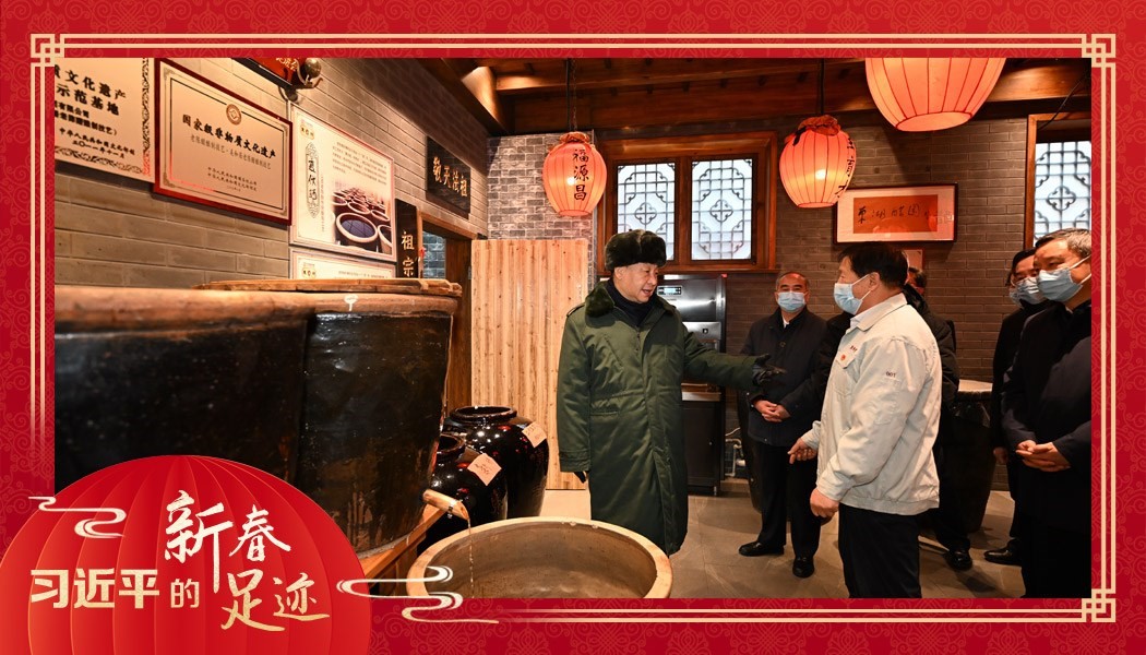 2022年1月27日，習(xí)近平總書記沿街巷察看山西平遙古城風(fēng)貌，走進東湖老醋坊，了解當(dāng)?shù)亻_展特色經(jīng)營情況。