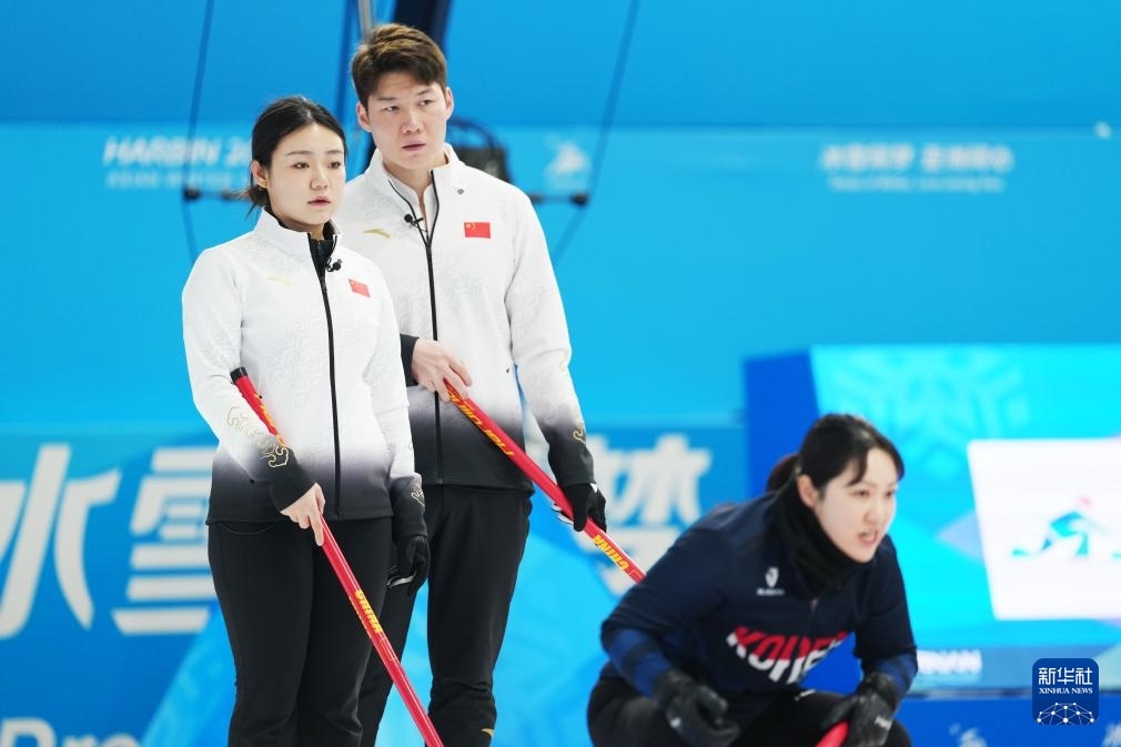2月6日，中國(guó)隊(duì)選手王智宇（中）、韓雨（左）在比賽中。新華社記者 王松 攝