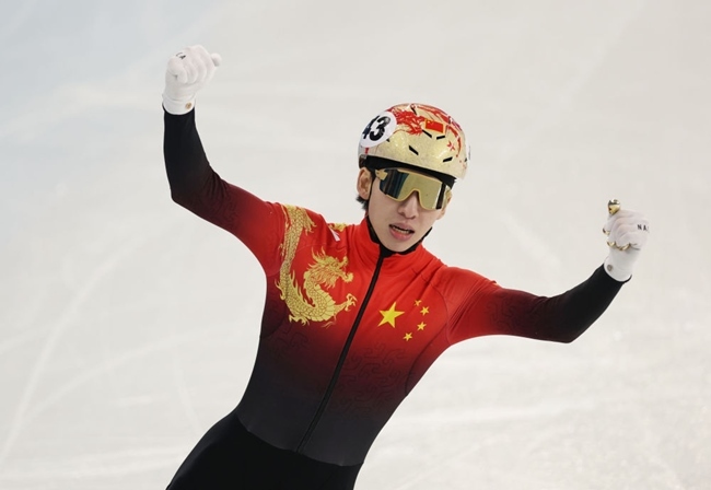 2月8日，林孝埈慶祝奪冠。新華社記者 黃偉 攝