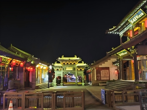 道歉公告發(fā)布后，凌晨5時(shí)的古城。人民網(wǎng)記者 黃鈺攝