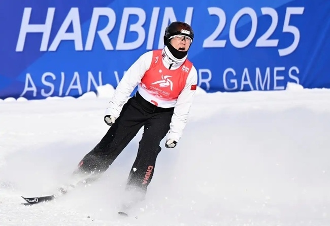 2月9日，徐夢(mèng)桃在完成動(dòng)作后慶祝。新華社記者 夏一方攝