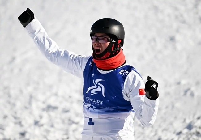 2月9日，李心鵬在比賽后慶祝。新華社記者 夏一方攝