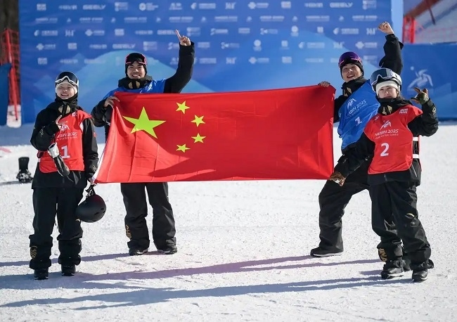 2月10日，中國隊選手張小楠、楊文龍、姜鑫杰與熊詩芮（從左至右）在比賽后慶祝。新華社記者 楊青攝