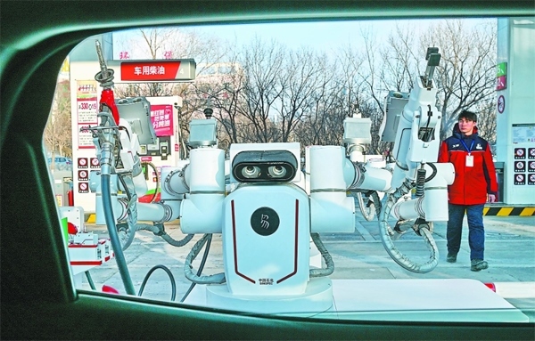 智能加油機(jī)器人在加能站工作。受訪者供圖