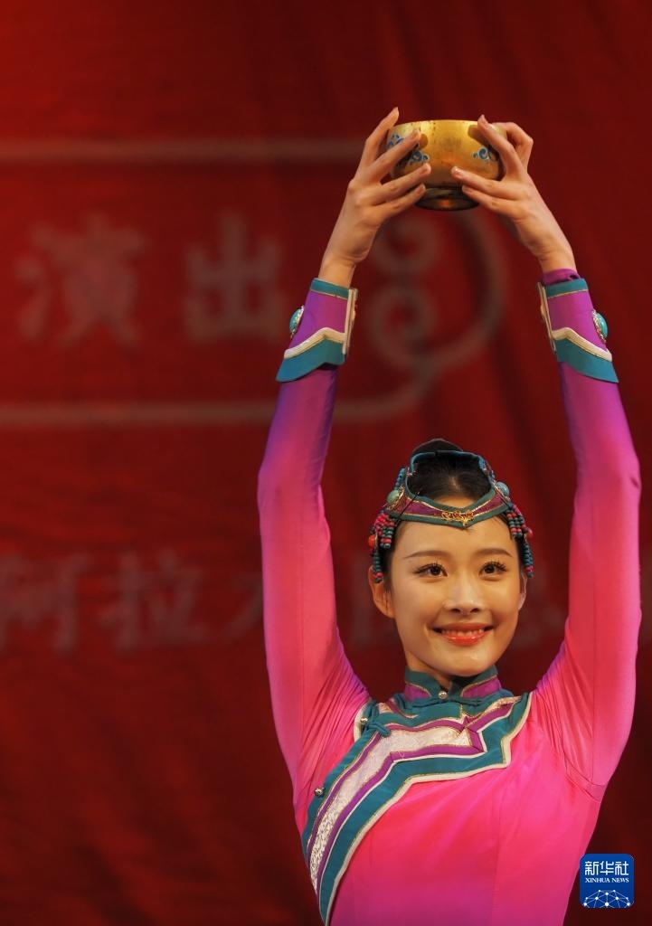 2月11日，在哈薩克斯坦阿拉木圖的阿拜國(guó)家歌劇和芭蕾舞劇院，中國(guó)演員表演舞蹈。新華社記者 趙宇 攝