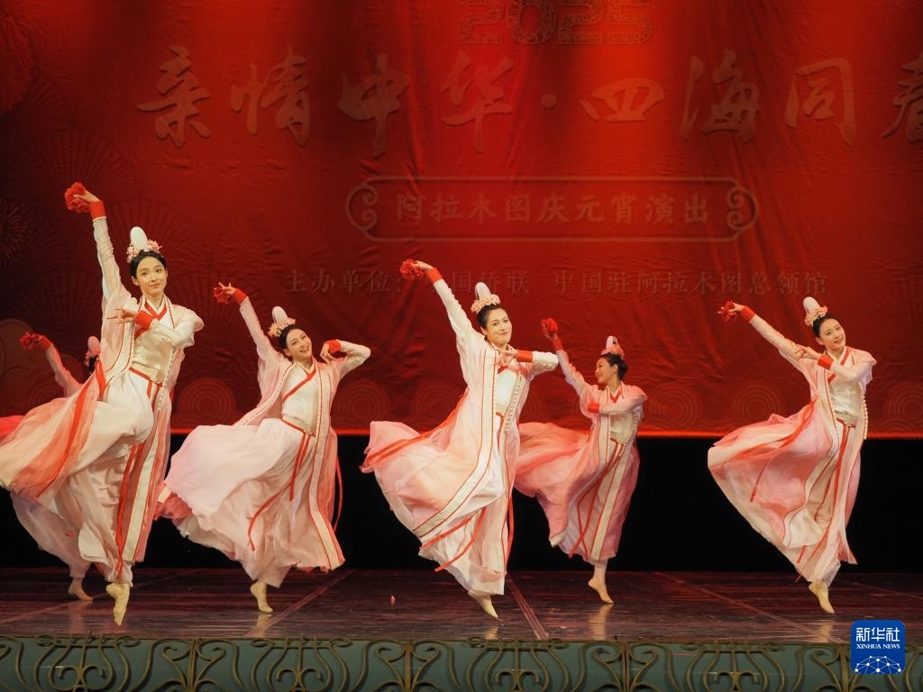 2月11日，在哈薩克斯坦阿拉木圖的阿拜國(guó)家歌劇和芭蕾舞劇院，中國(guó)演員表演舞蹈《元日霓裳》。新華社記者 趙宇 攝