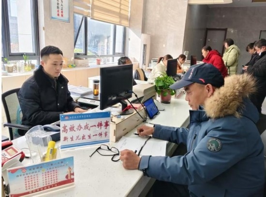 市民在 “高效辦成一件事” 窗口辦理業(yè)務(wù)。彭雪松攝