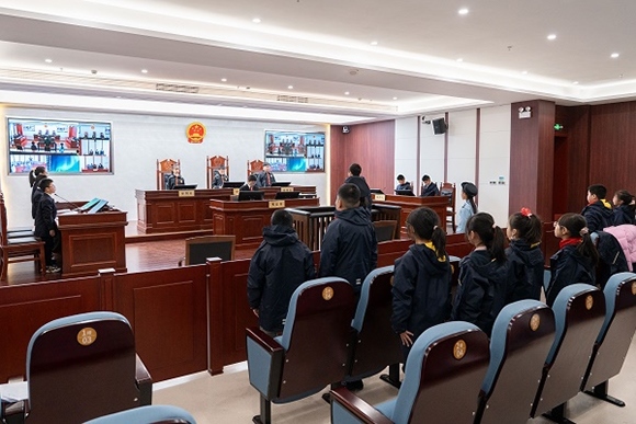 圖③：同學們開展模擬法庭活動。
