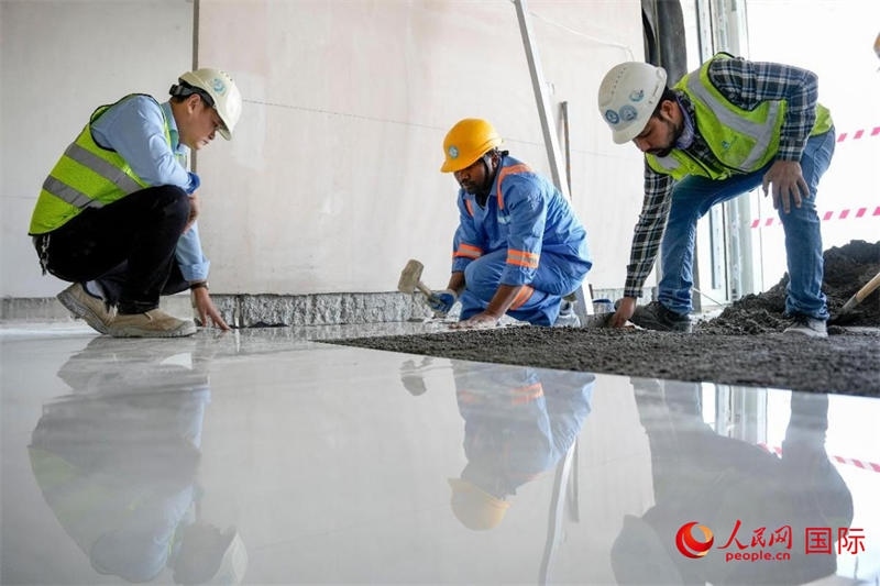 鋪地磚。人民網(wǎng)塔里克·易卜拉欣攝