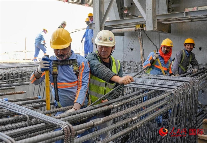 扎鋼筋。人民網(wǎng)塔里克·易卜拉欣攝