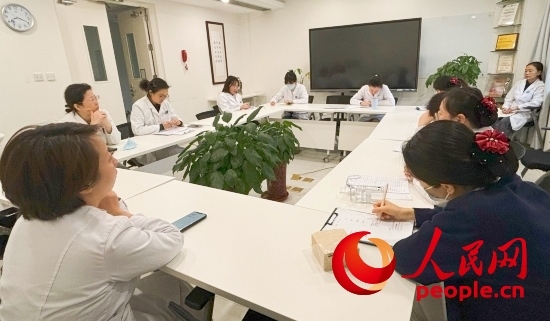 交班會(huì)上，海淀醫(yī)院安寧療護(hù)團(tuán)隊(duì)討論患者和家屬需求。人民網(wǎng)記者 金慧慧攝