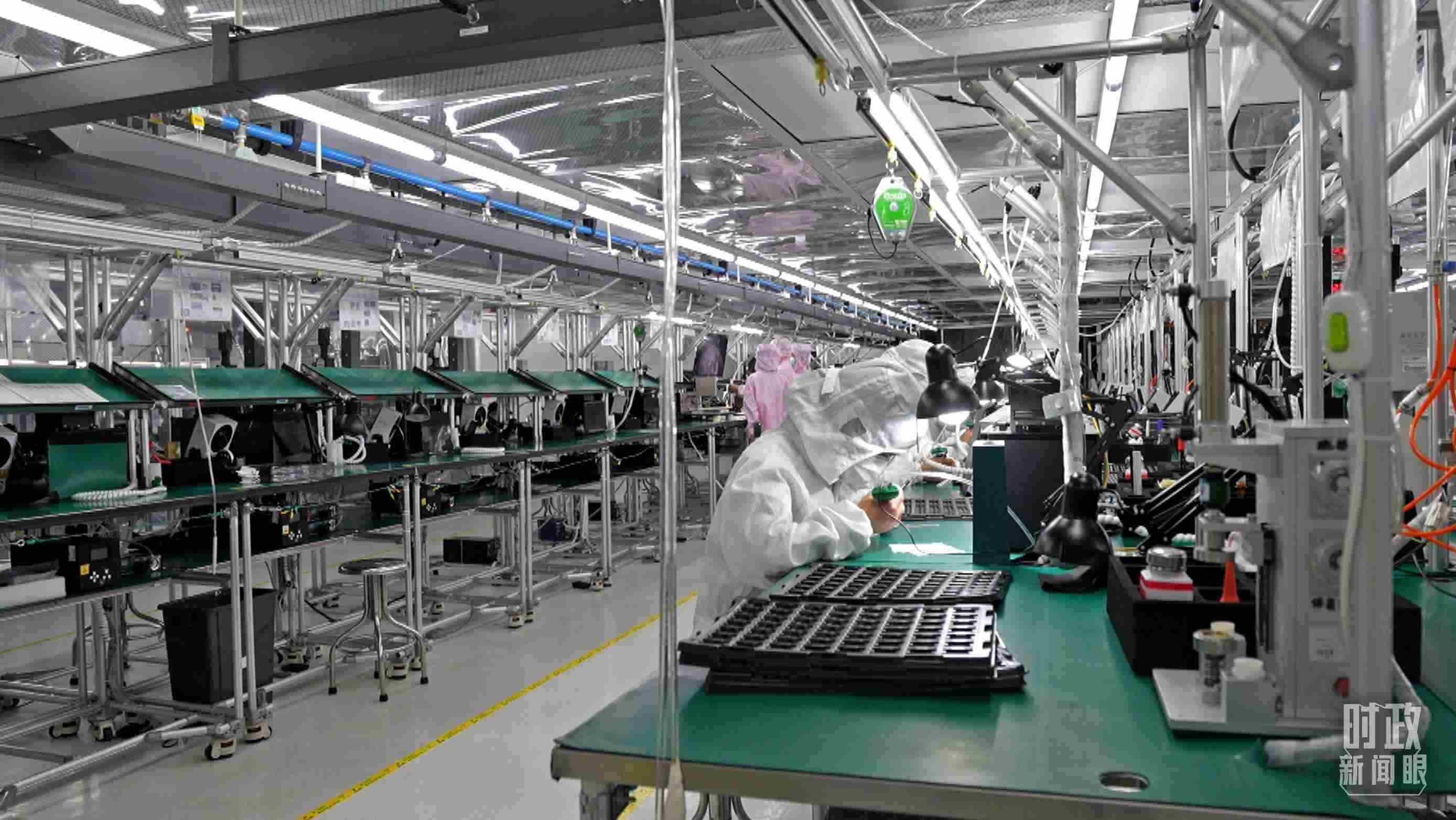 △四川省宜賓市極米光電有限公司的無塵車間光機(jī)組裝線。（總臺央視記者范學(xué)禹拍攝）