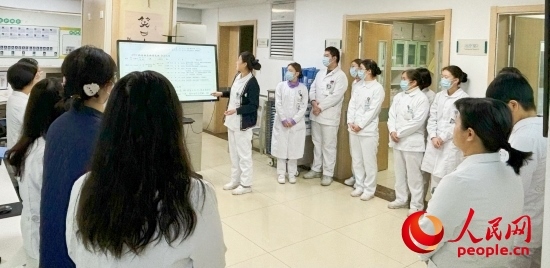 華西第四醫(yī)院姑息醫(yī)學(xué)科交班會上，護士介紹患者情況。人民網(wǎng)記者 金慧慧攝