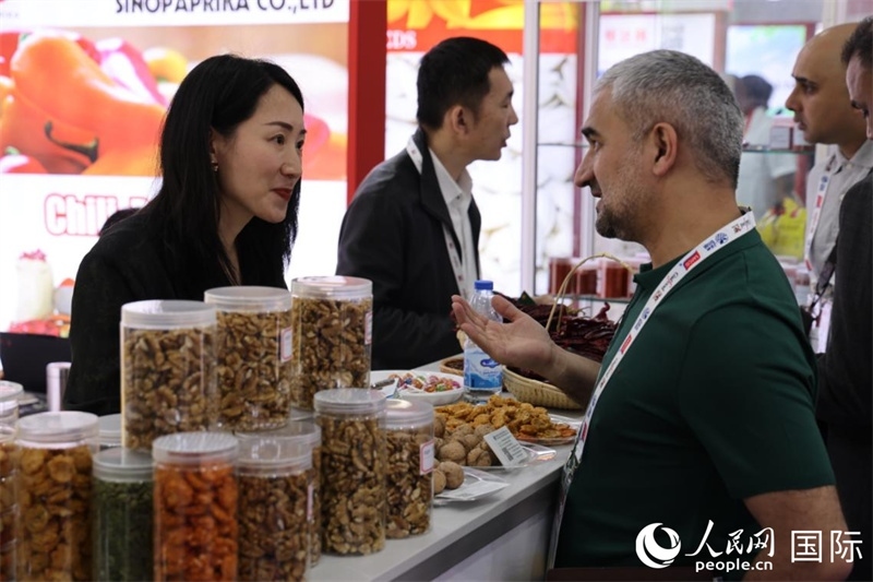 中外商家在第三十屆海灣食品展上交流。人民網(wǎng)記者 張志文攝