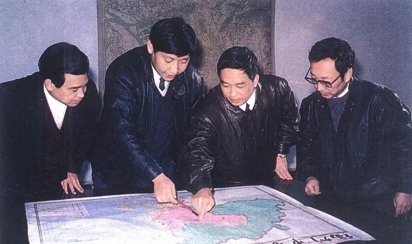 1991年12月，習近平與同事討論福州市戰(zhàn)略規(guī)劃設想。（圖源：《習近平在福州》）
