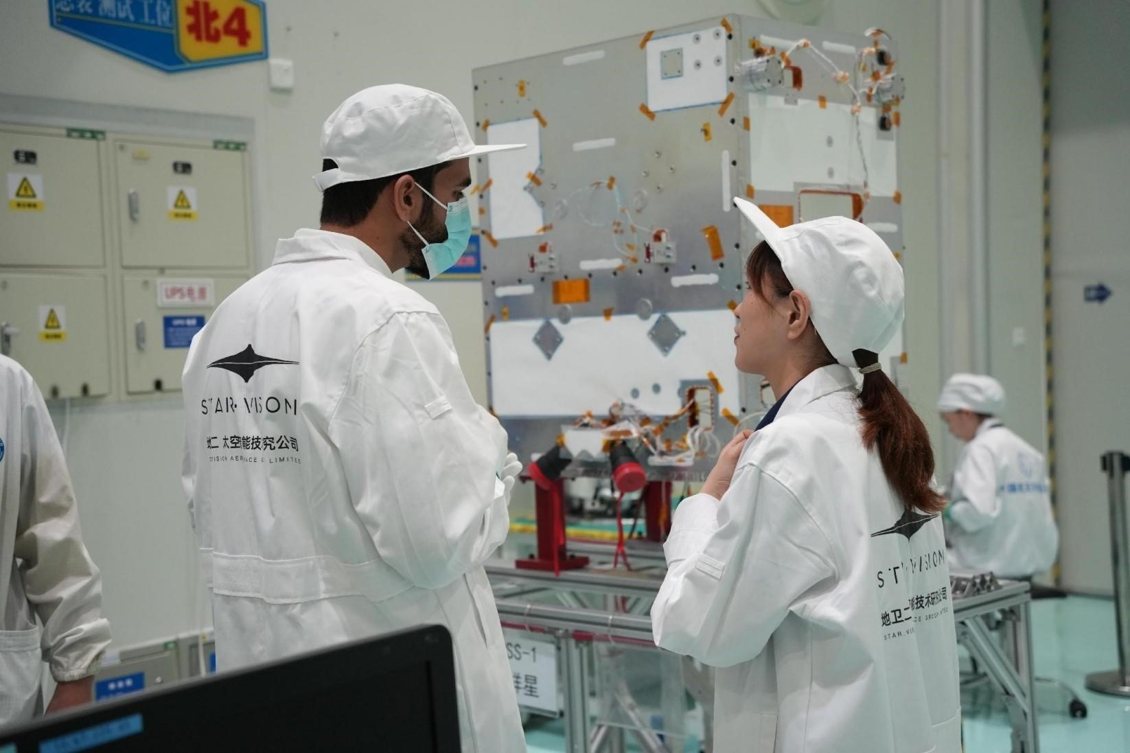 阿曼技術(shù)人員在中國(guó)接受培訓(xùn)。阿曼蘭斯航天公司供圖