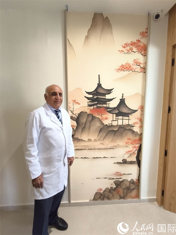 哈利勒的診所中國元素很濃。人民網(wǎng)記者 黃培昭攝