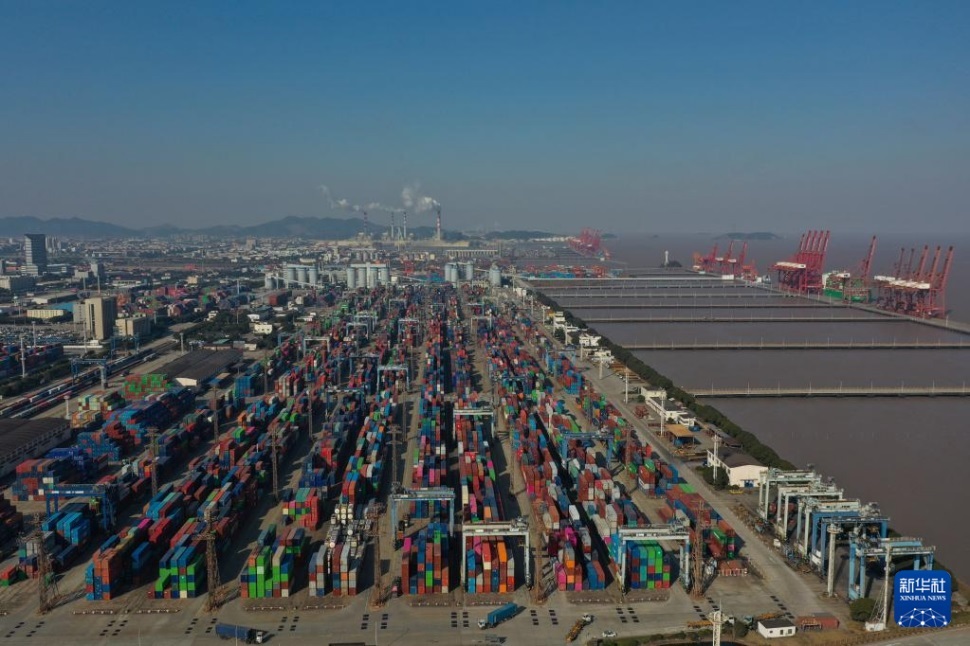  1月24日拍攝的寧波舟山港北侖港區(qū)集裝箱碼頭。 新華社記者 黃宗治 攝