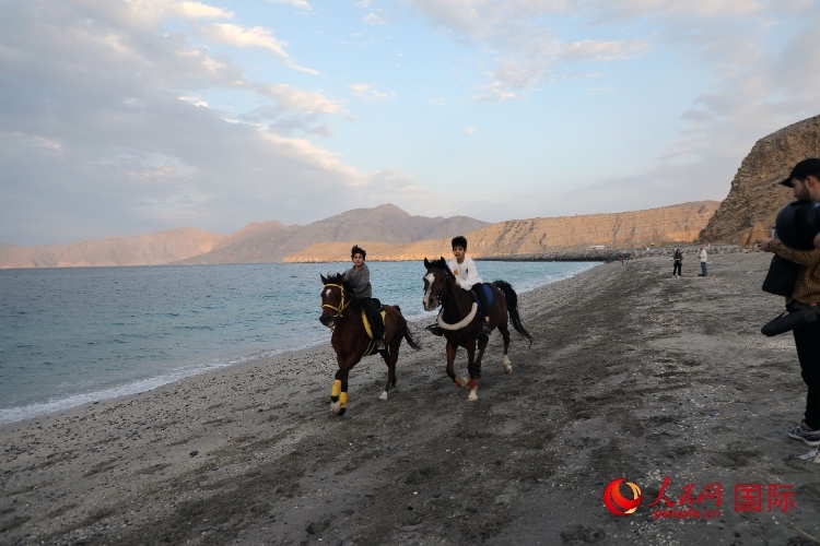 圖為游客在穆桑代姆一處海灘公園休閑玩耍。人民網(wǎng)記者 沈小曉攝