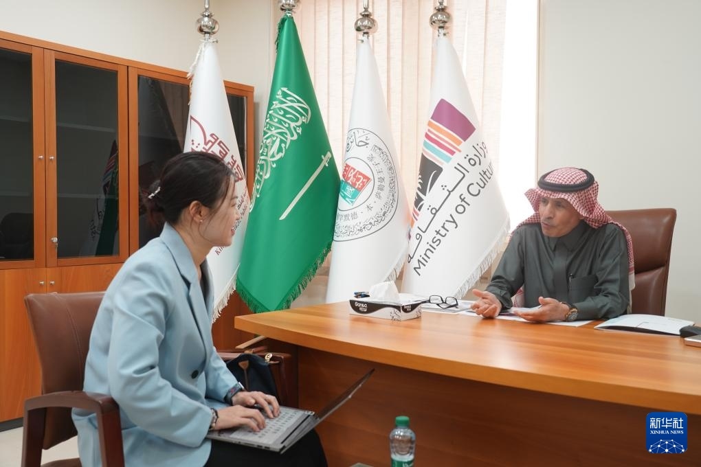 2月19日，“穆罕默德·本·薩勒曼王子沙特-中國文化合作獎”（簡稱“穆罕默德·本·薩勒曼王子獎”）秘書長阿卜杜勒·穆赫辛·阿基利（右）在沙特首都利雅得接受新華社記者專訪。新華社記者 尹炣 攝