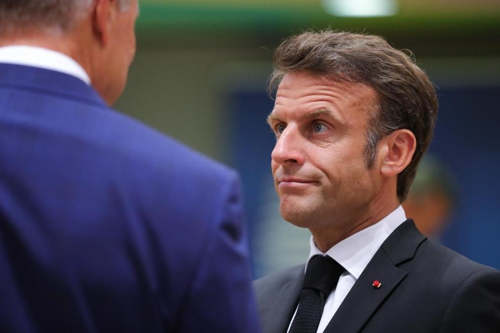 2023年6月29日，在比利時(shí)布魯塞爾，法國總統(tǒng)馬克龍（右）準(zhǔn)備出席歐盟峰會(huì)。新華社記者鄭煥松攝