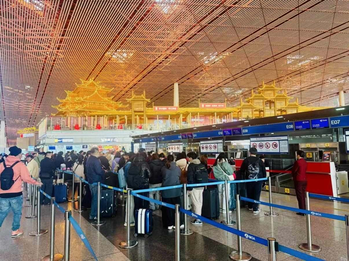 旅客在首都機(jī)場(chǎng)值機(jī)柜臺(tái)辦理乘機(jī)手續(xù)。人民網(wǎng)記者 喬雪峰攝