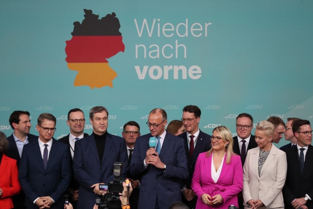 2月23日，在德國柏林的基督教民主聯(lián)盟總部，聯(lián)盟黨總理候選人默茨（中）在出口民調顯示領先后接受祝賀。新華社記者杜哲宇攝