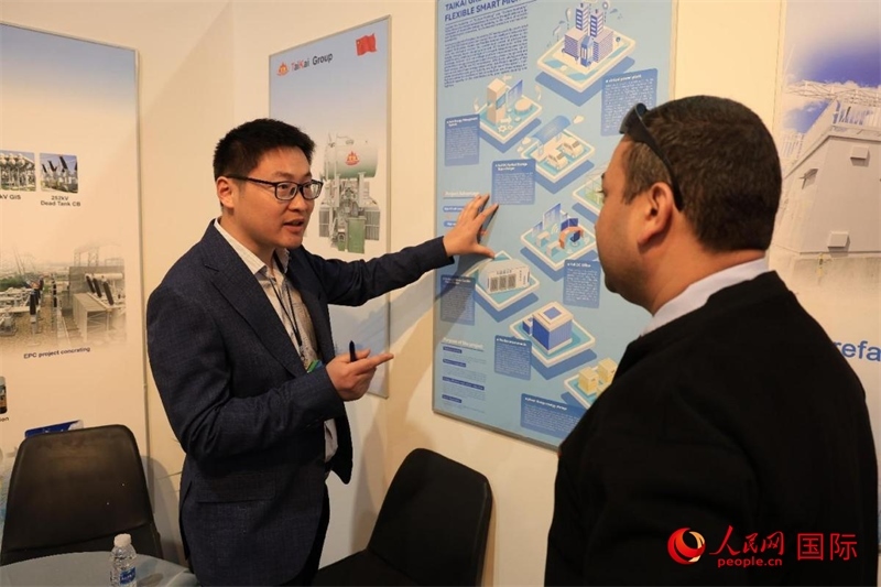 一名中國展商向嘉賓介紹產(chǎn)品。人民網(wǎng)伊納斯·易卜拉欣攝