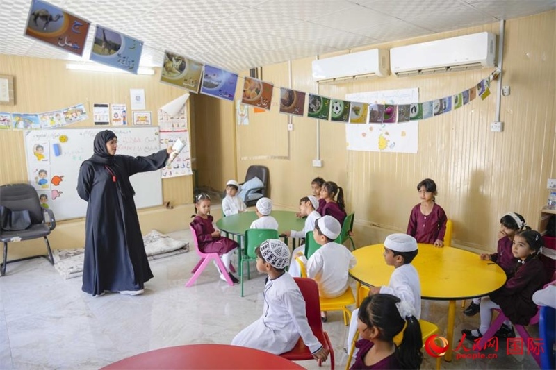在庫姆扎爾的學(xué)校，老師正在給孩子們上課。人民網(wǎng) 塔里克·易卜拉欣攝