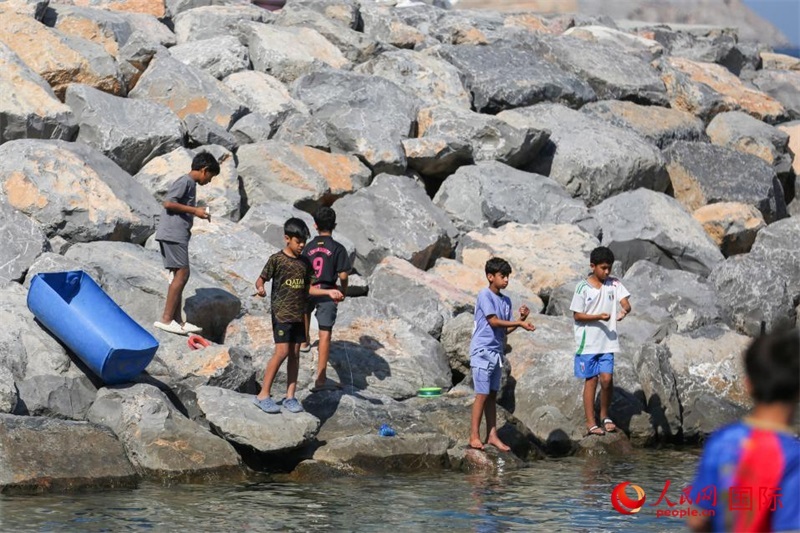 在海邊玩耍的孩子們。人民網(wǎng) 塔里克·易卜拉欣攝