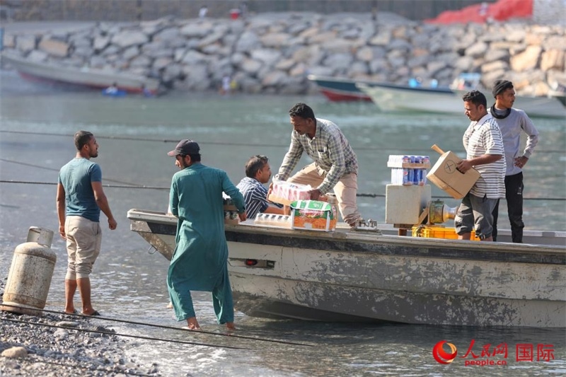 當(dāng)?shù)厝藗冊(cè)谶\(yùn)送生活物資。人民網(wǎng) 塔里克·易卜拉欣攝