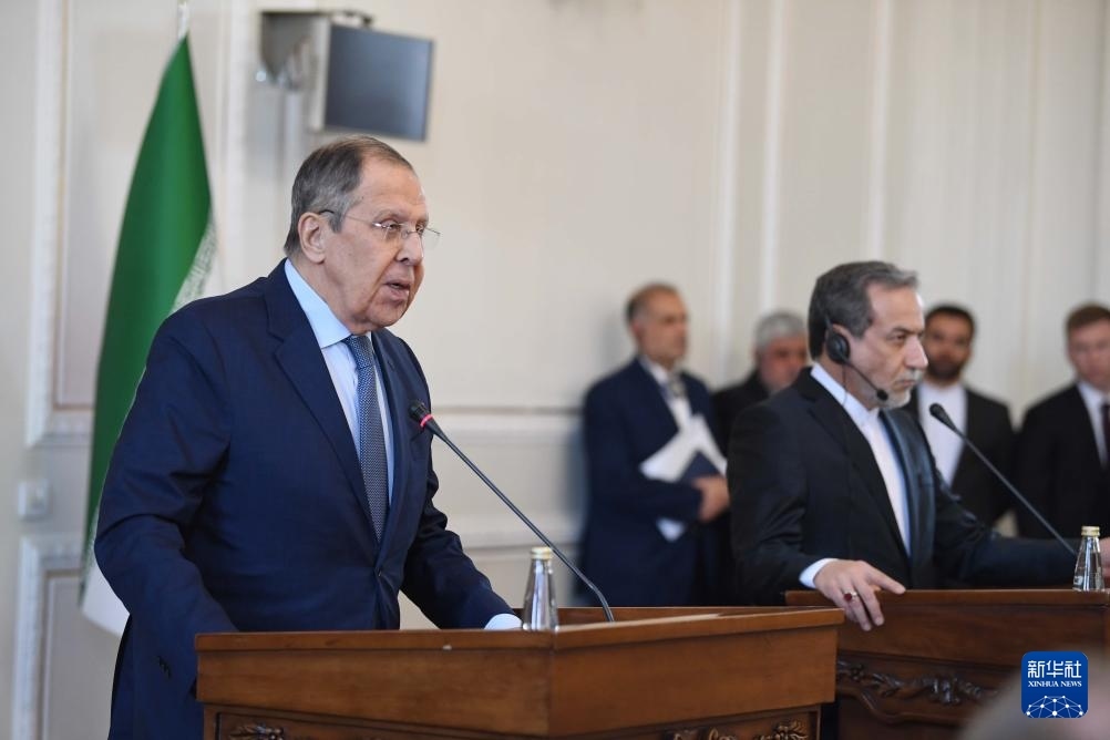 2月25日，在伊朗德黑蘭，俄羅斯外長拉夫羅夫（左）與伊朗外交部長阿拉格齊出席聯(lián)合新聞發(fā)布會(huì)。新華社記者 沙達(dá)提 攝