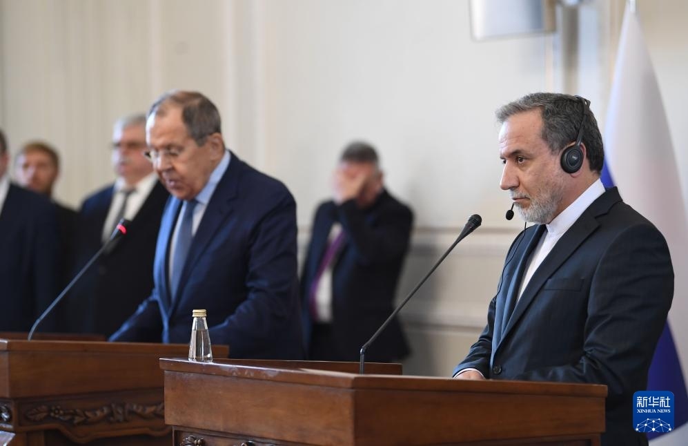 2月25日，在伊朗德黑蘭，伊朗外交部長阿拉格齊（右）與俄羅斯外長拉夫羅夫出席聯(lián)合新聞發(fā)布會(huì)。新華社記者 沙達(dá)提 攝